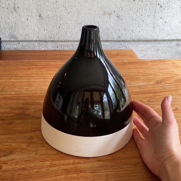 Medium sized vase for dry arrangements - Picture 5 of 8